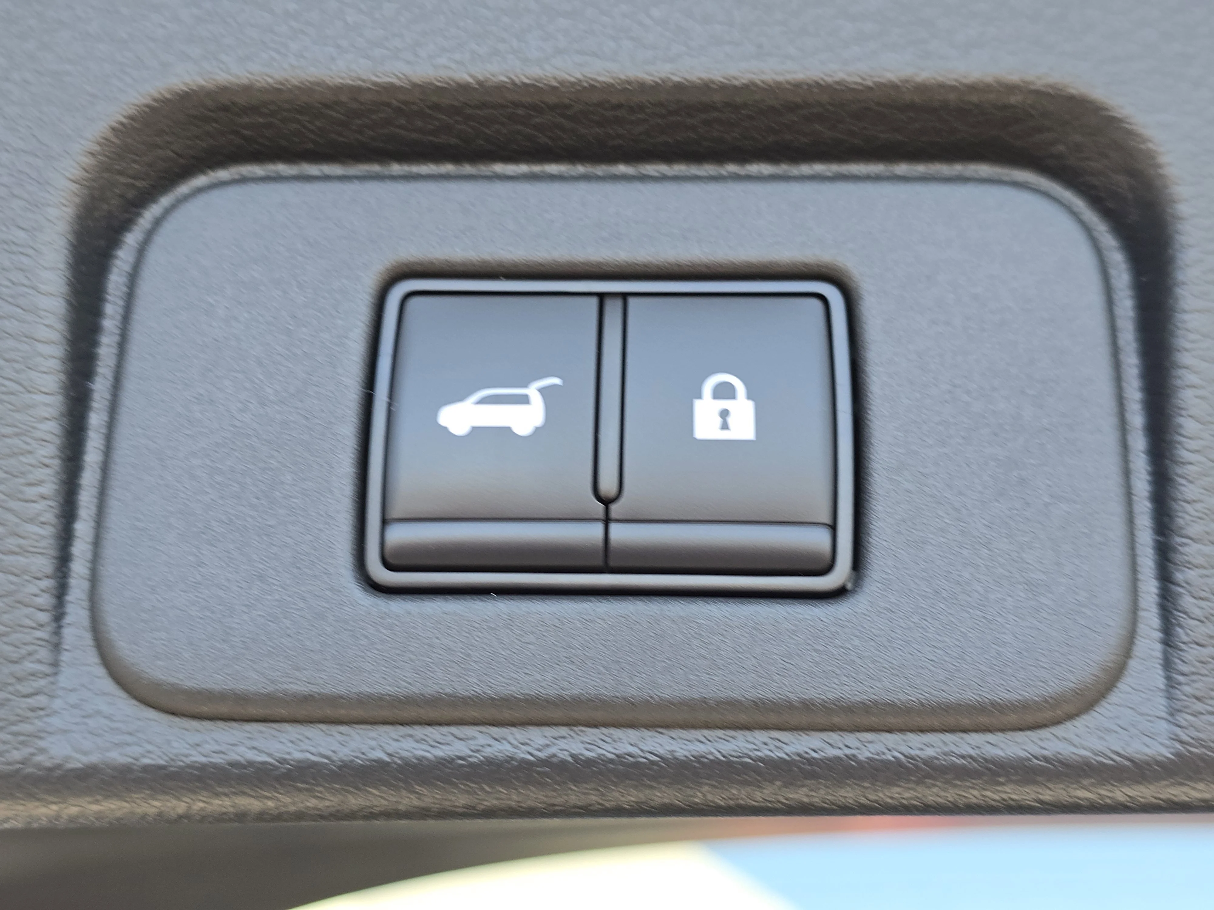 Used 2025 Champagne Silver Metallic/Super Black Nissan SL image 18