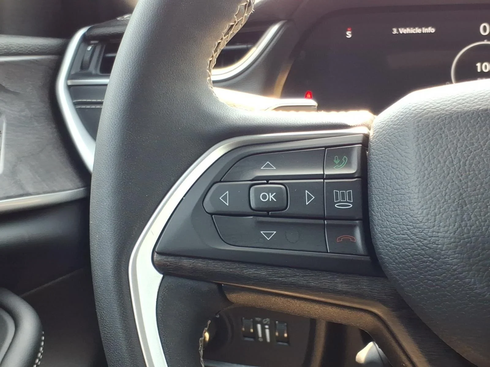 Used 2025 Diamond Black Crystal Pearlcoat Jeep Limited image 30