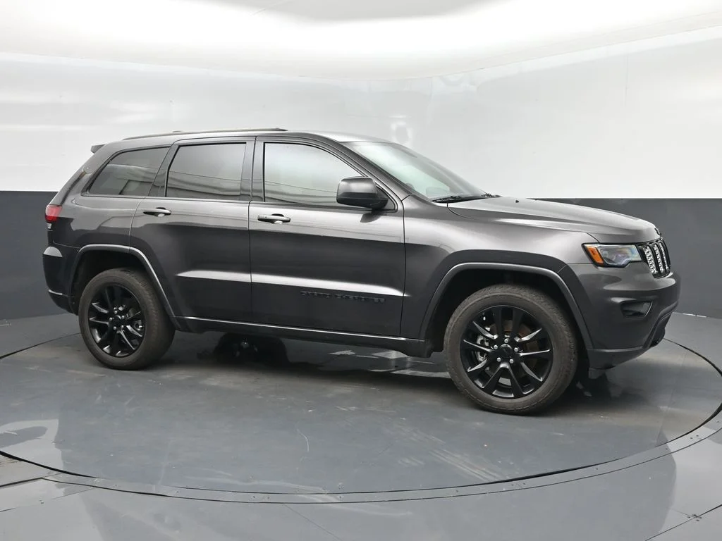 Used 2021 Gray Jeep Laredo X image 1