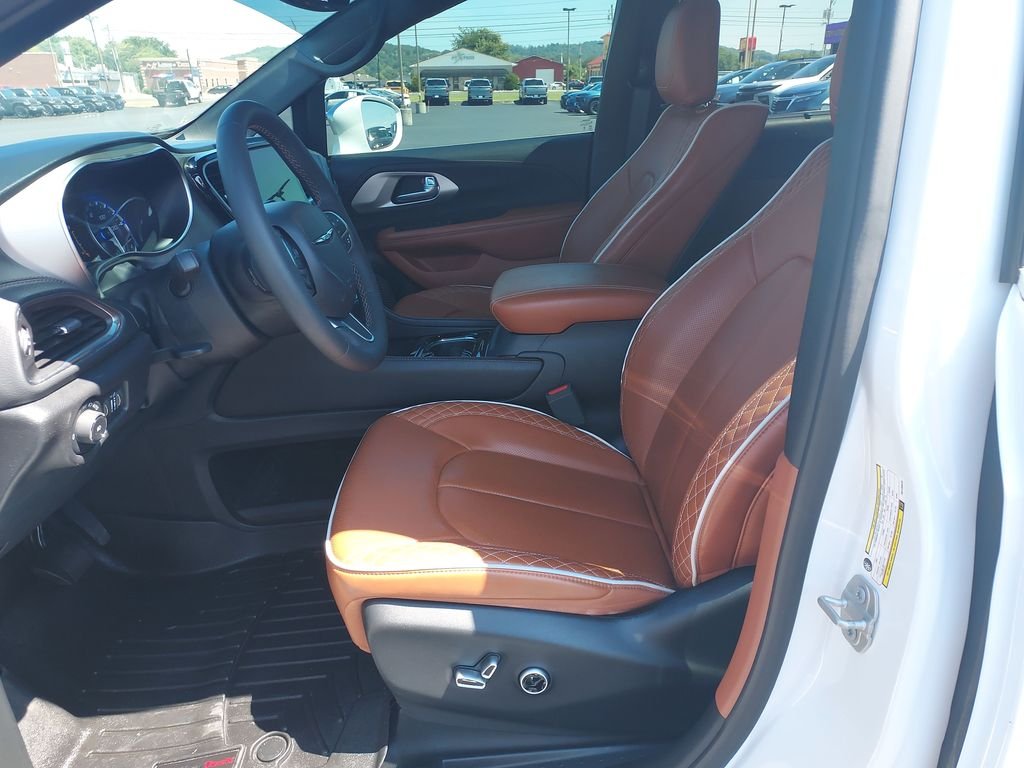 Used 2024 White Chrysler Pinnacle image 13