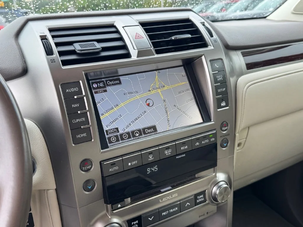 Used 2019 White Lexus 460 image 25