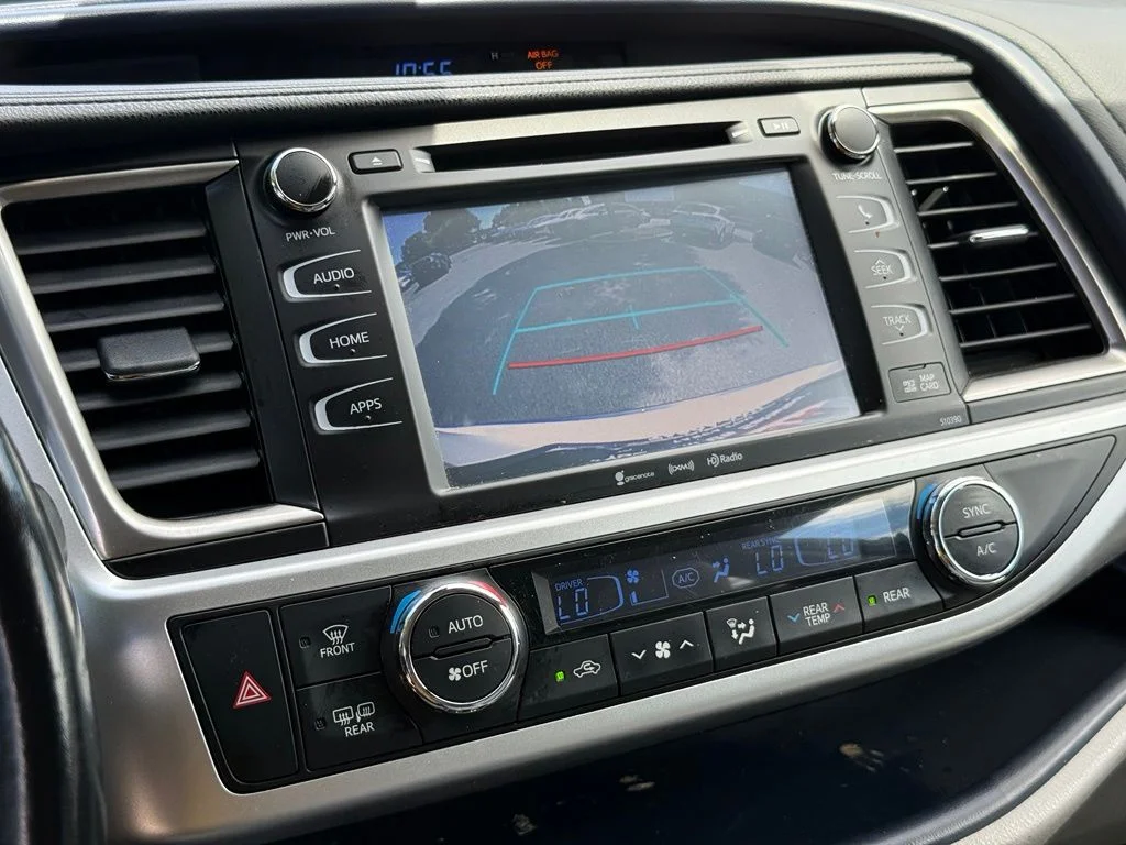 Used 2019 White Toyota XLE image 20