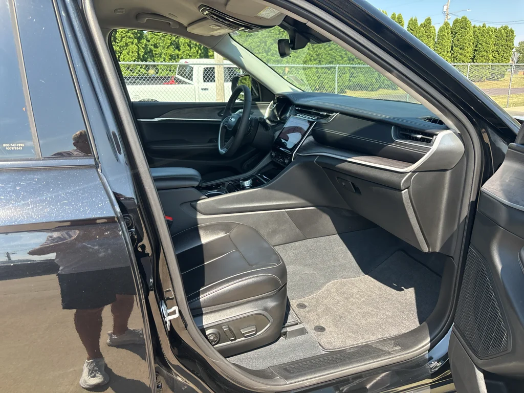 Used 2023 Diamond Black Jeep Limited image 14