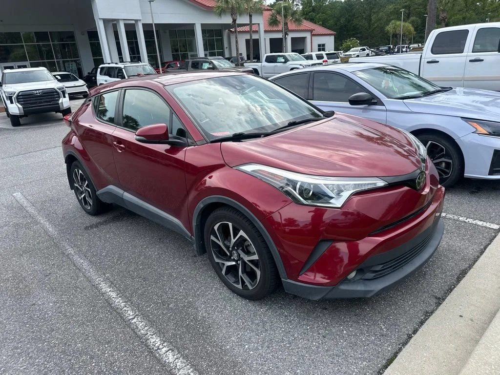 Used 2018 Red Toyota XLE image 2