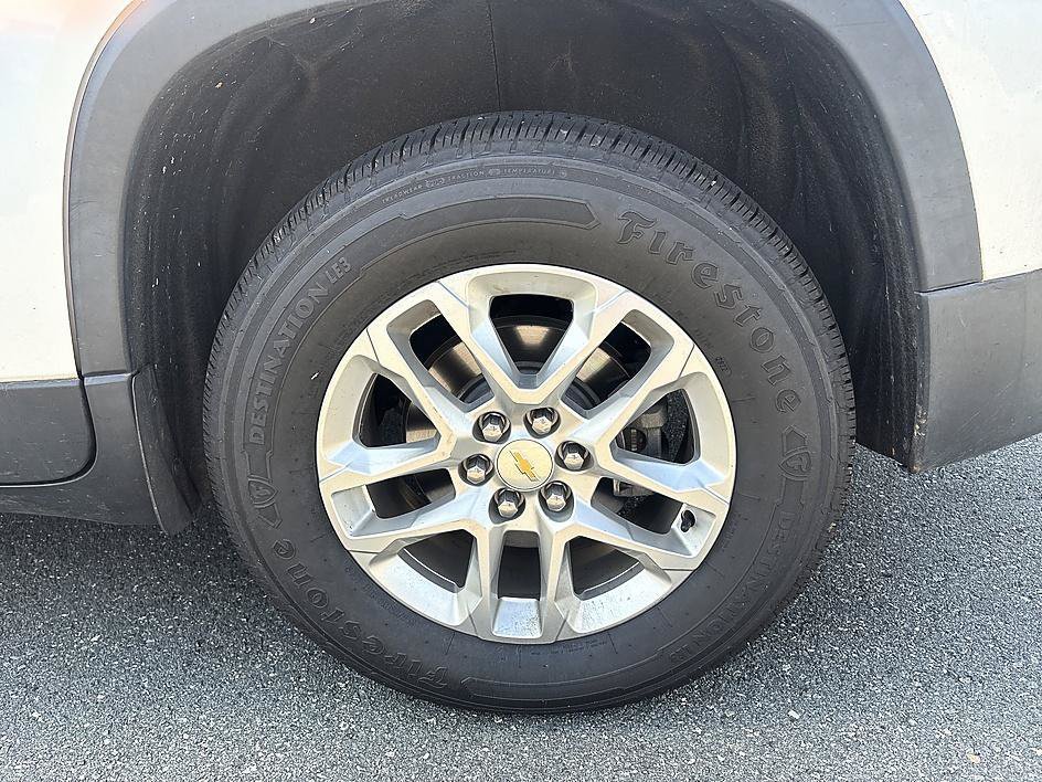 Used 2019 Iridescent Pearl Tricoat Chevrolet LT Cloth image 10