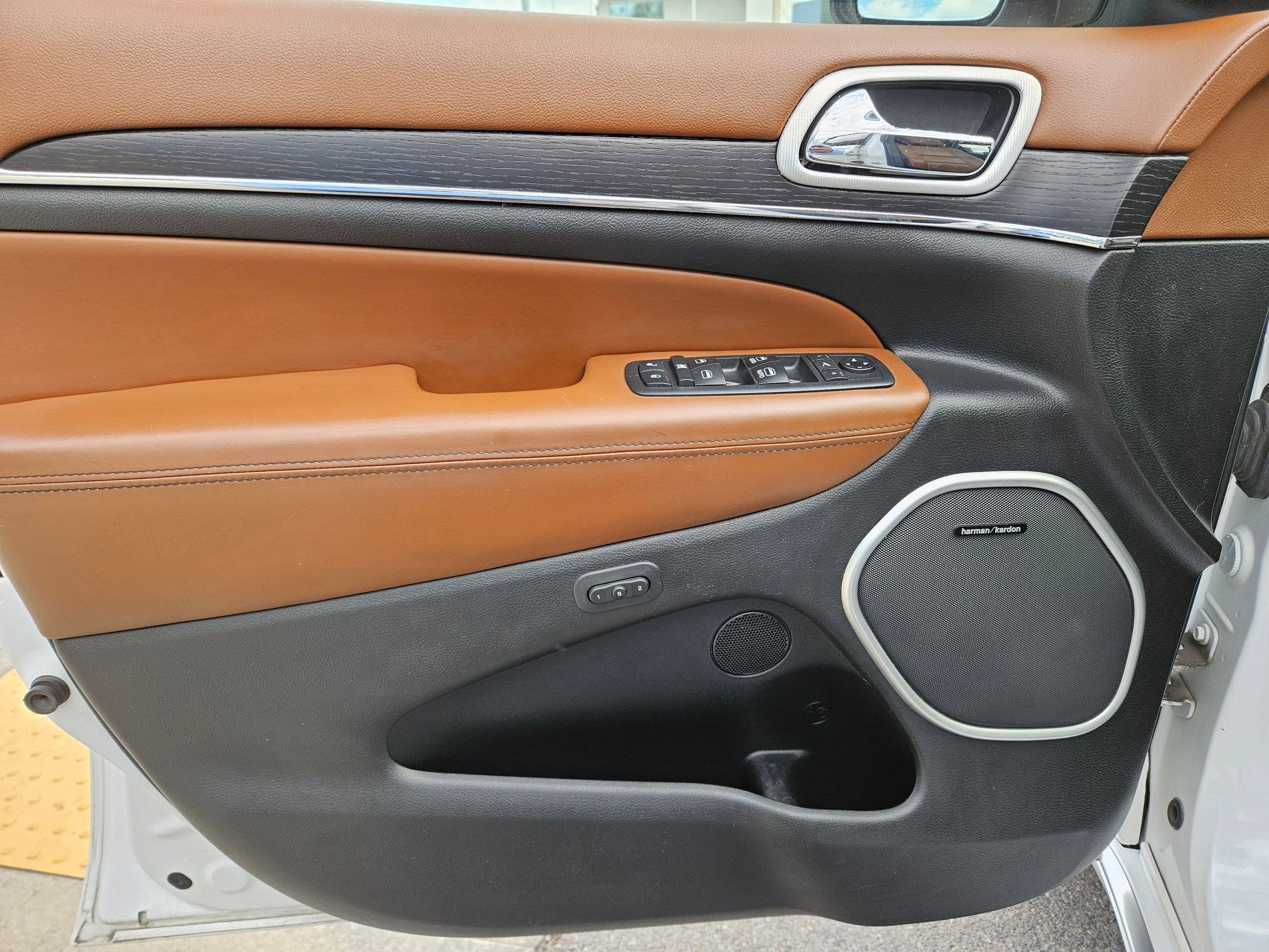 Used 2018 Ivory 3-Coat Jeep Summit image 12