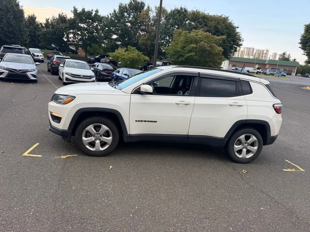 Used 2018 White Jeep Latitude image 5