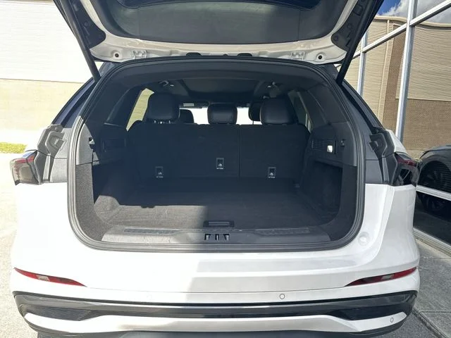 Used 2024 White Lincoln Reserve image 25