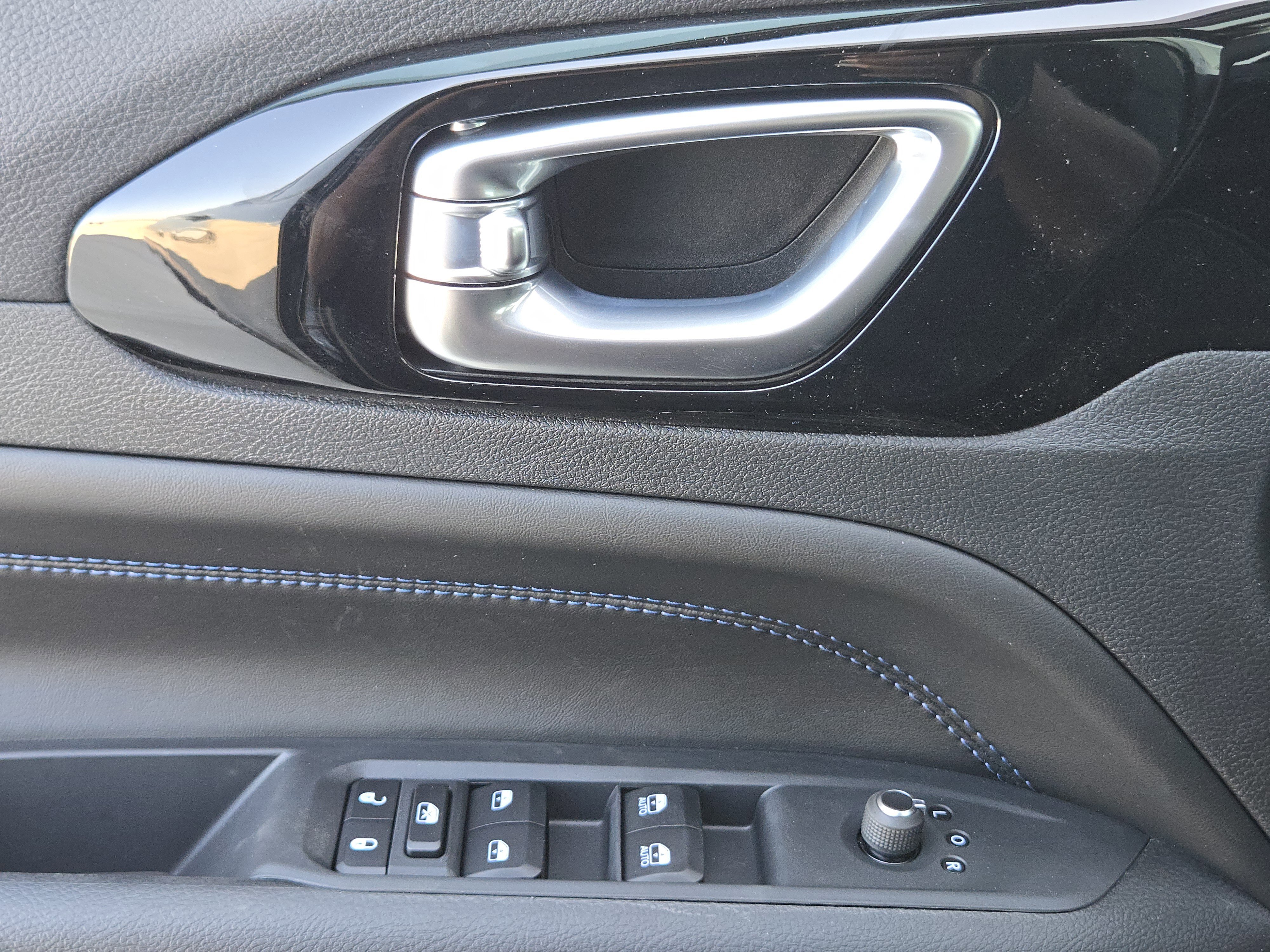 New 2026 Diamond Black Crystal Pearlcoat Jeep Latitude image 19