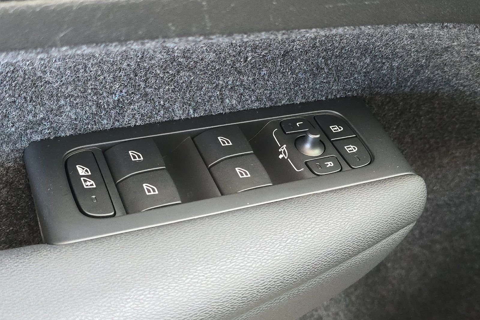 Used 2023 White Volvo Twin Plus image 11