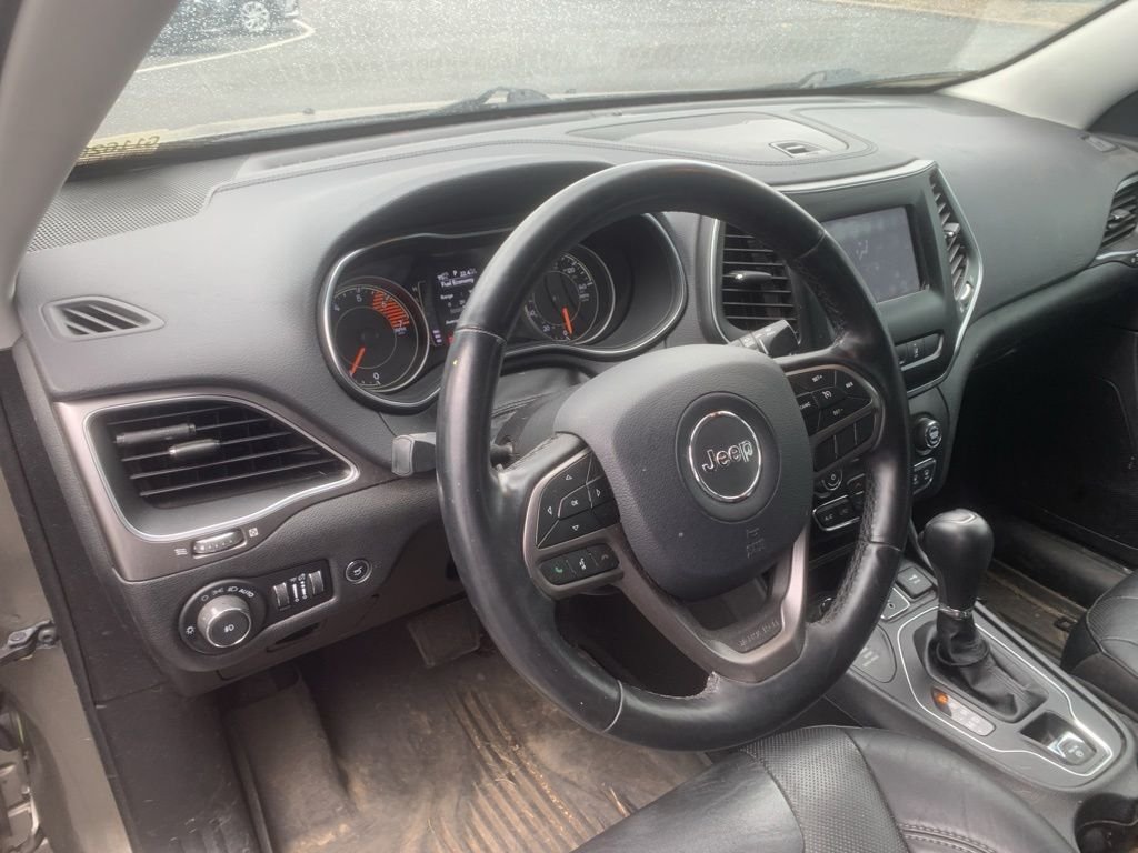 Used 2020 Light Brownstone Pearlcoat Jeep Latitude Plus image 10