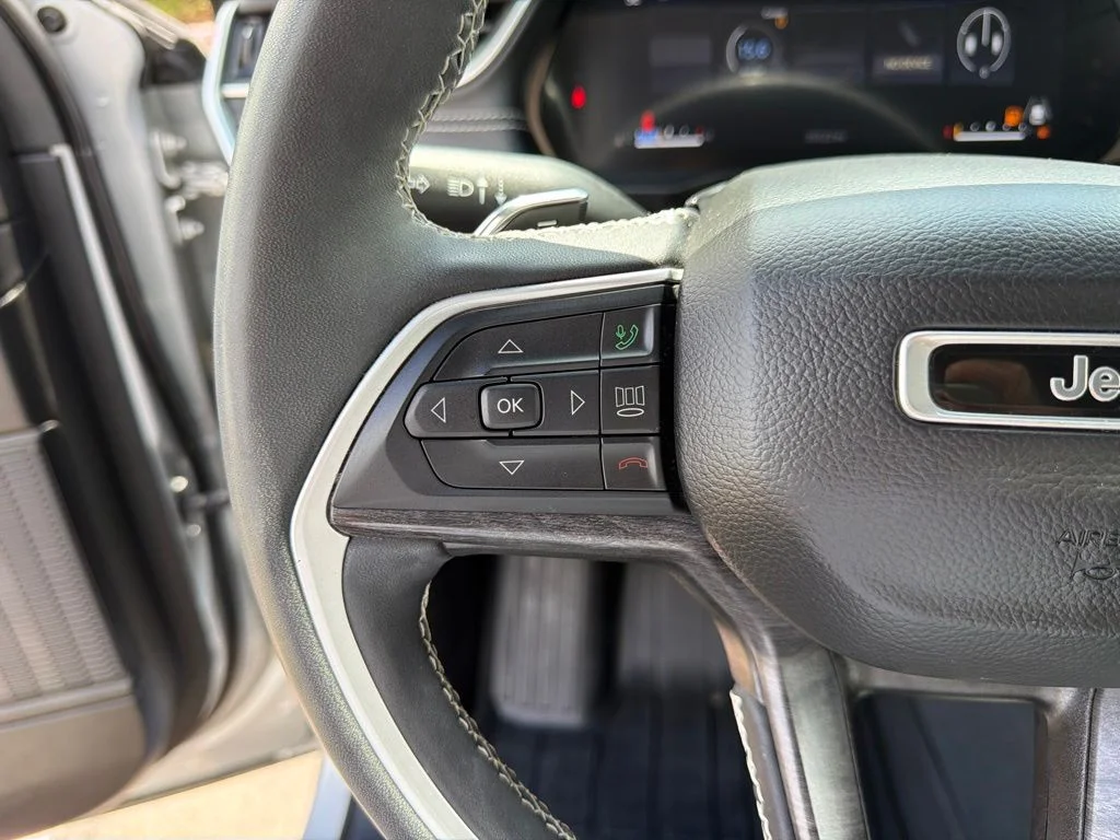 Used 2023 Silver Jeep Limited image 17