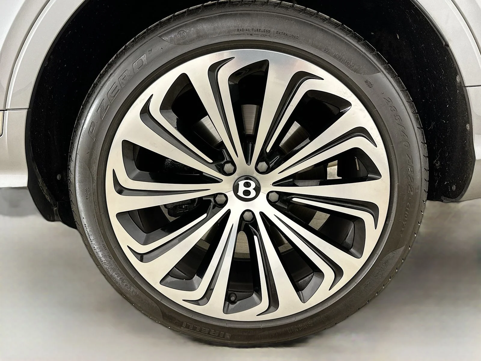 Used 2023 Silver Bentley  image 54