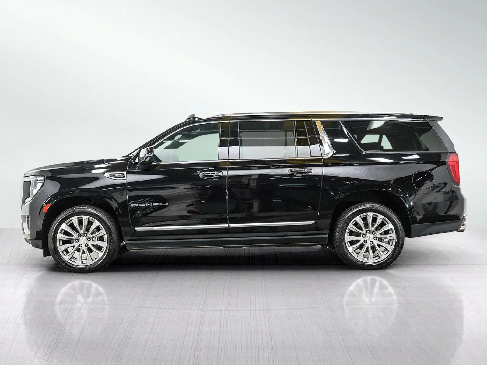 Used 2022 GMC Yukon XL Denali with VIN 1GKS2JKL6NR217656 for sale in Bloomington, Minnesota