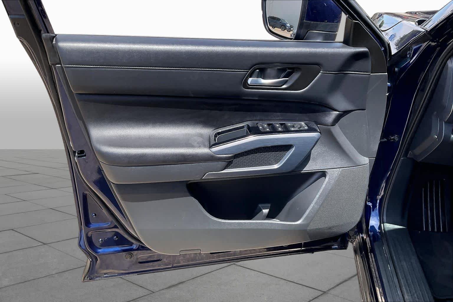 Used 2025 Deep Ocean Blue Nissan SL image 20