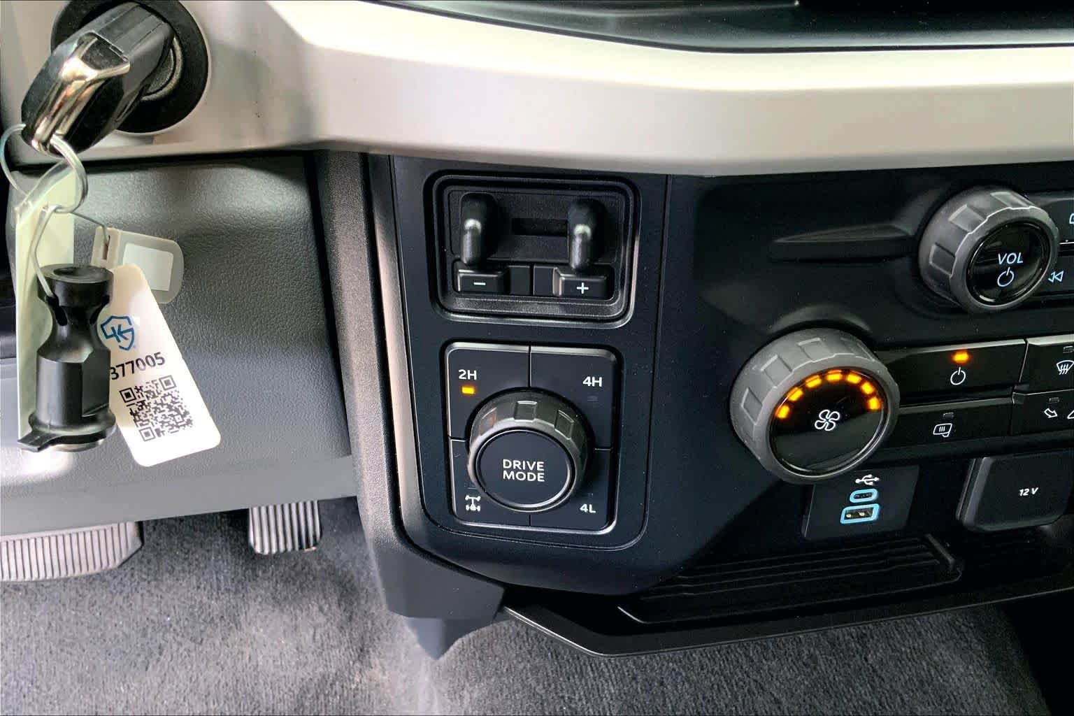 Used 2023 Agate Black Metallic Ford XLT image 27