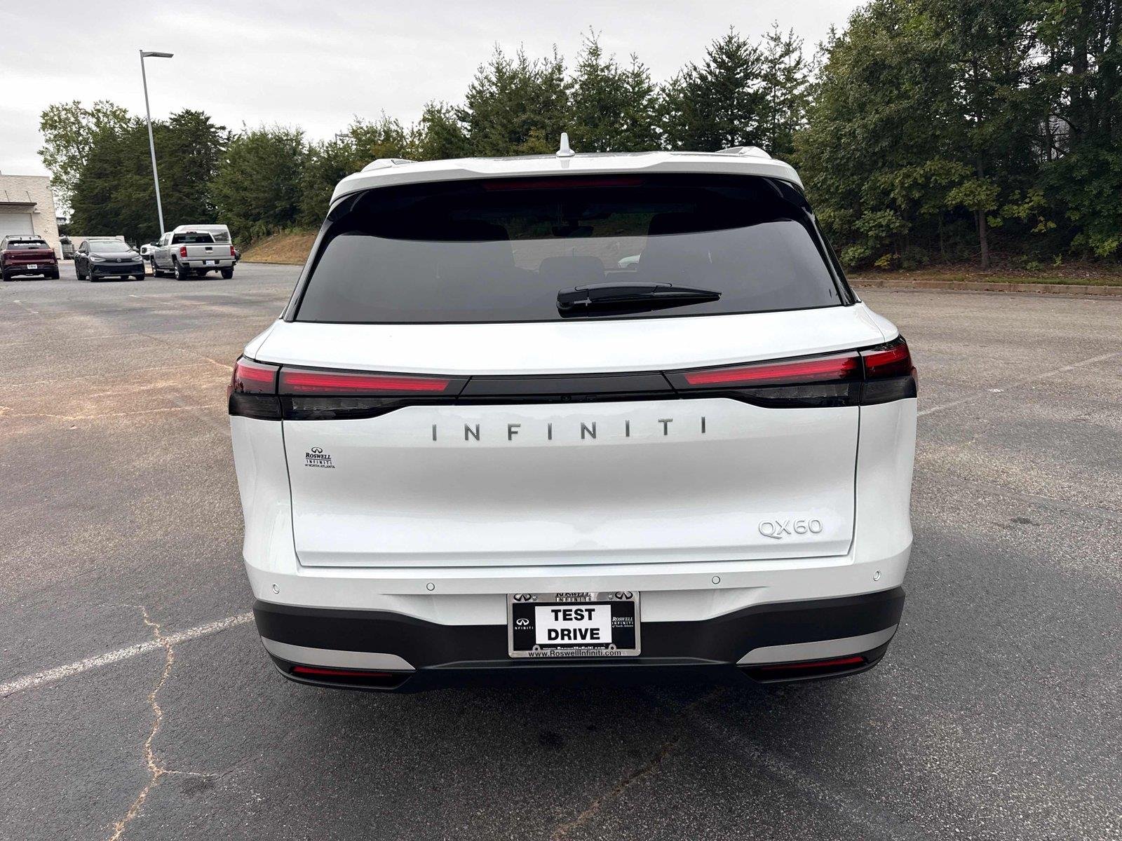 New 2027 RADIANT WHITE INFINITI Luxe FWD image 7