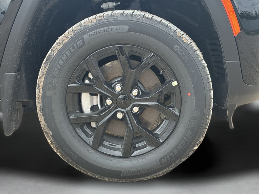 New 2026 Diamond Black Crystal Pearl-Coat Exterior Paint Jeep Altitude image 40