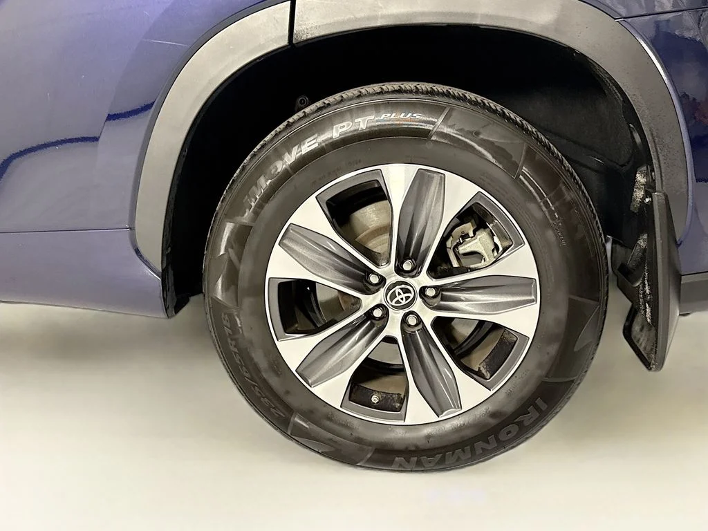 Used 2023  Toyota XLE image 32