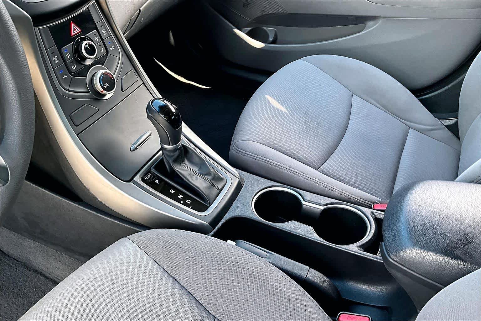 Used 2015 Quartz White Pearl Hyundai SE image 17