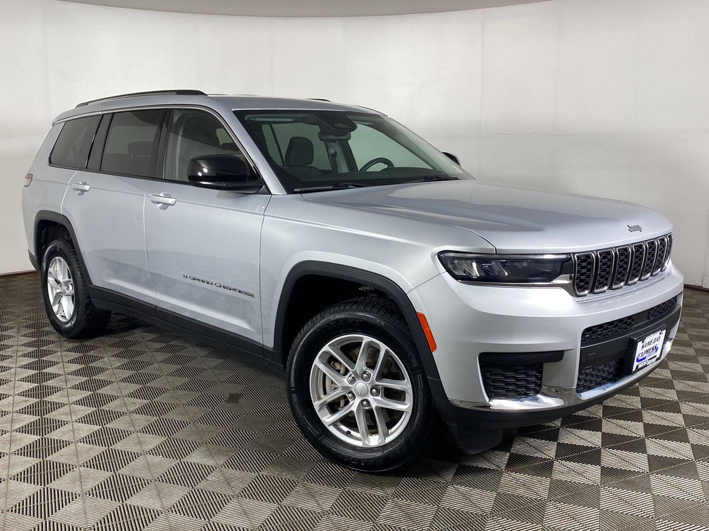 Used 2023 Silver Zynith Jeep Laredo image 1