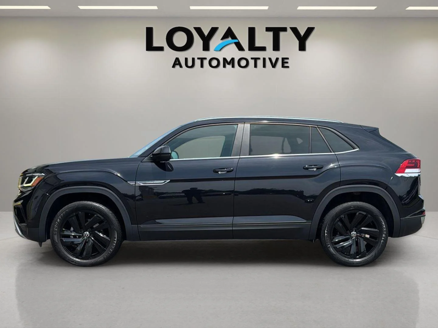 Used 2023 BLACK                     VOLKSWAGEN 3.6L V6 SE W/TECHNOLOGY F image 2