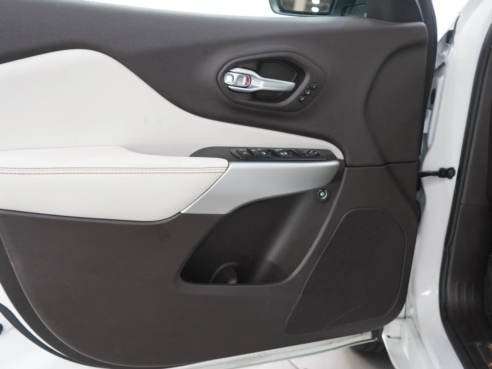 Used 2016 Bright White Clearcoat Jeep Overland image 19