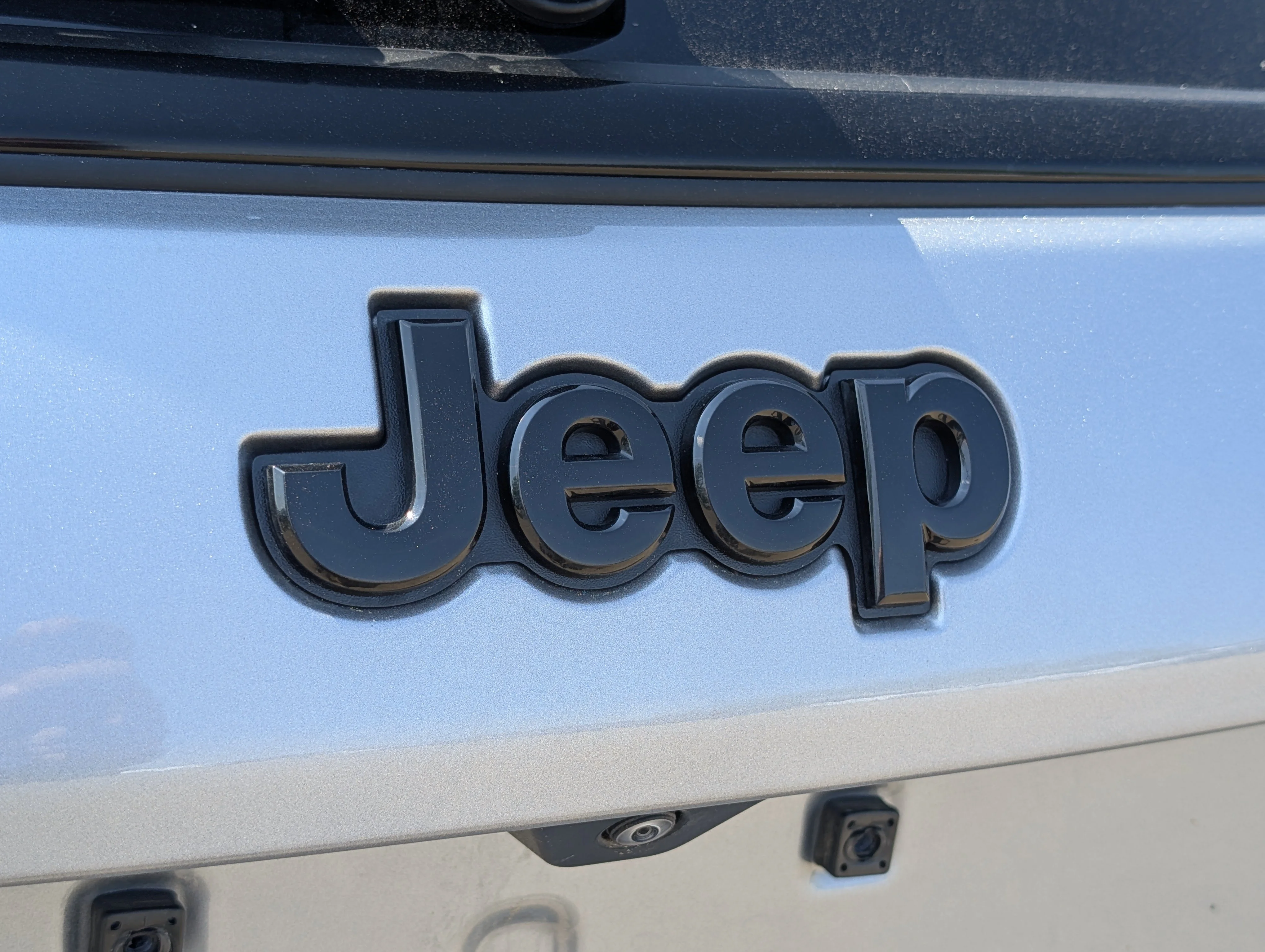 Used 2024 Silver Jeep Altitude image 14