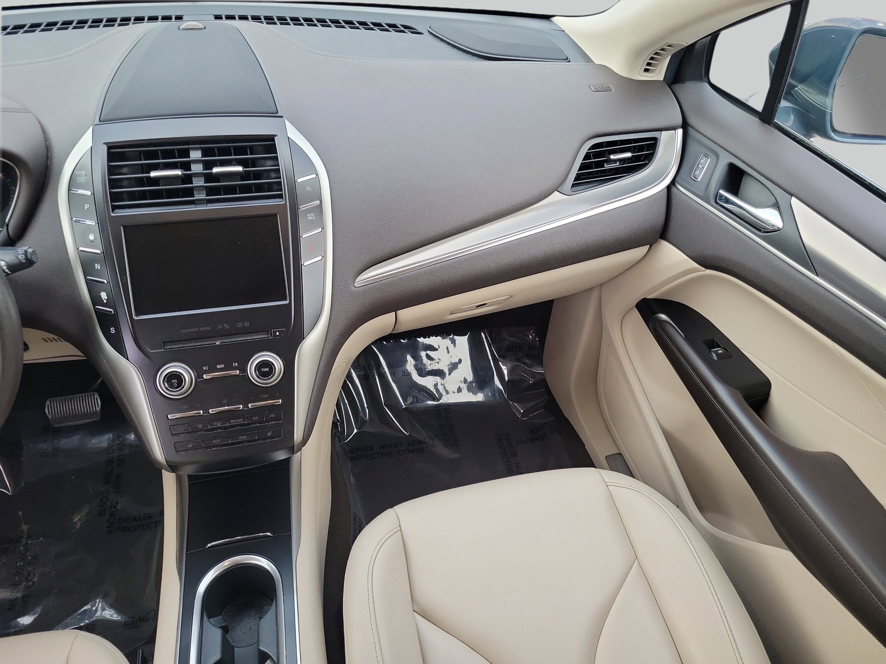 Used 2019 Sea Green Lincoln Standard image 16