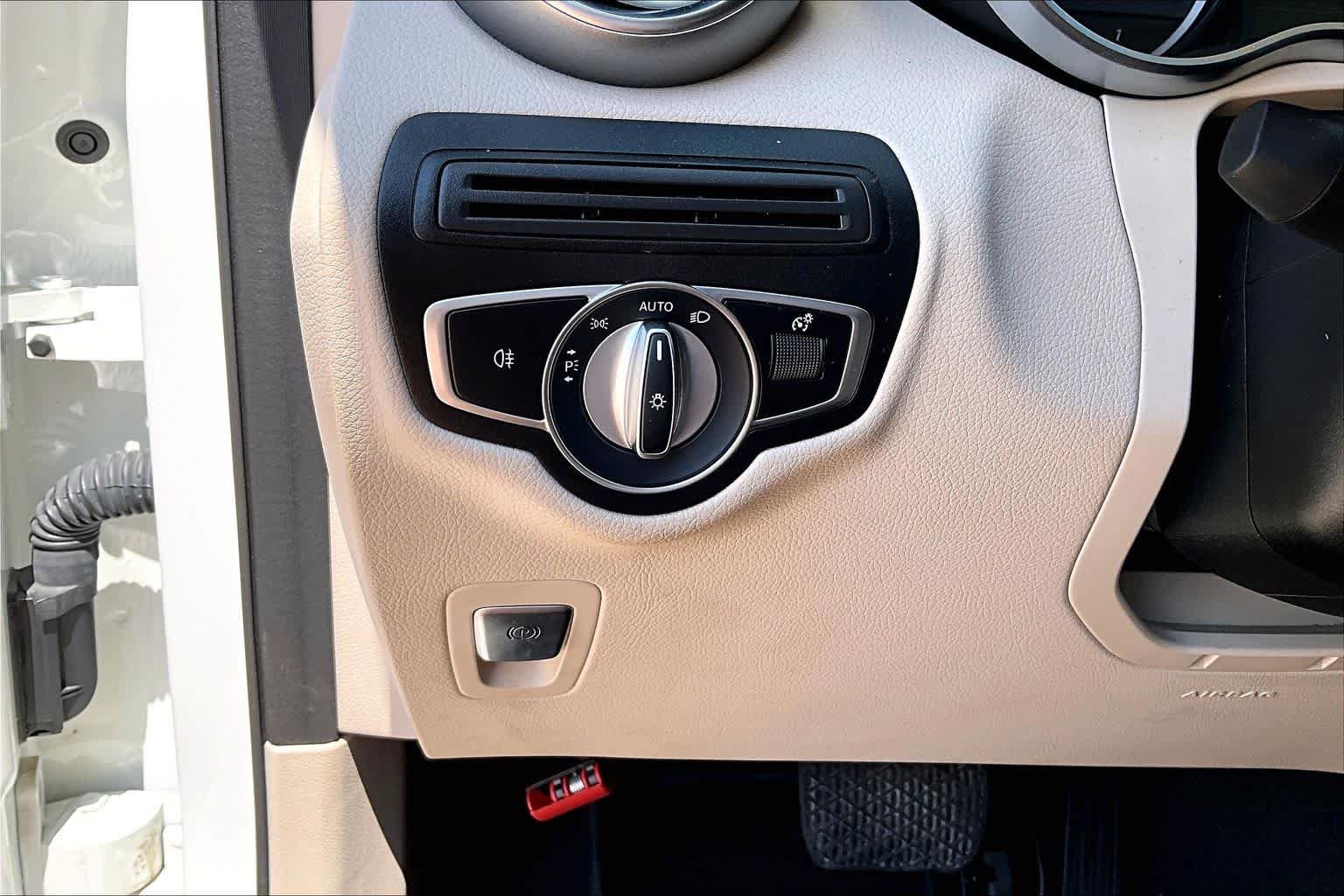 Used 2022 Polar White Mercedes-Benz GLC 300 image 32