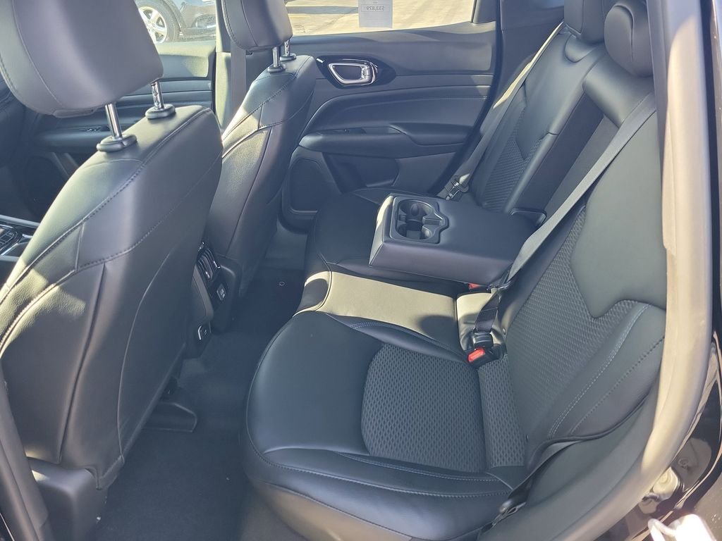 New 2026 Diamond Black Crystal Pearlcoat Jeep Latitude image 9
