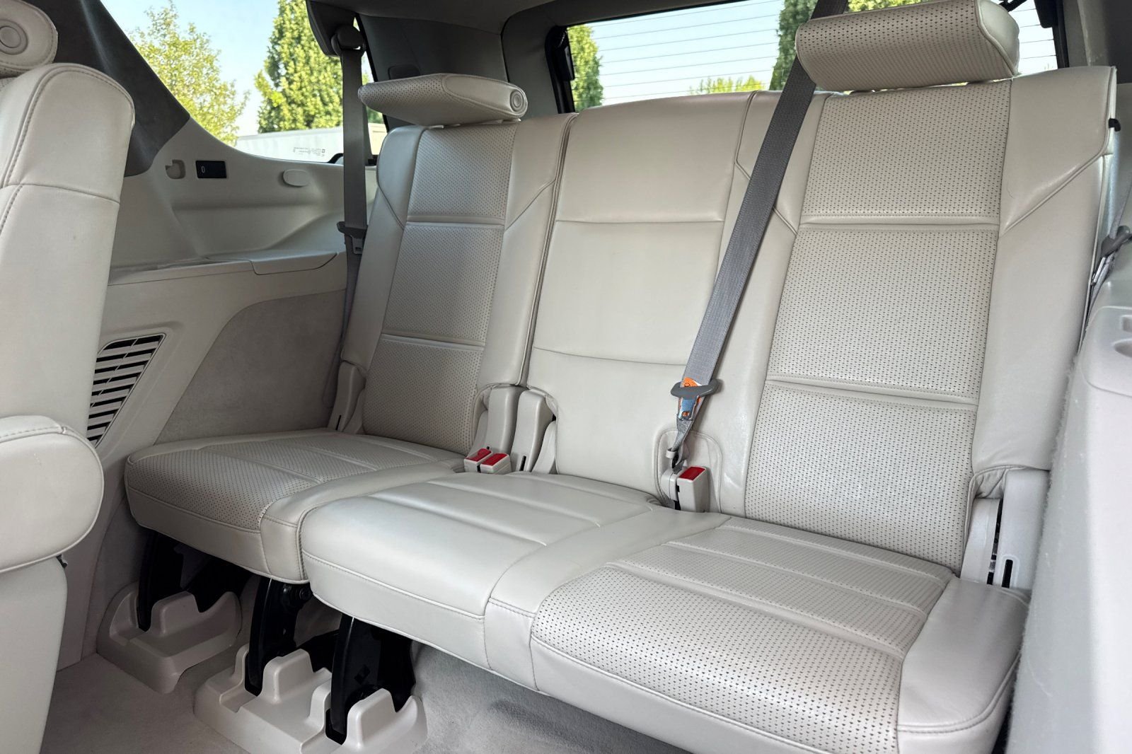 Used 2024 White Cadillac Sport Platinum image 18