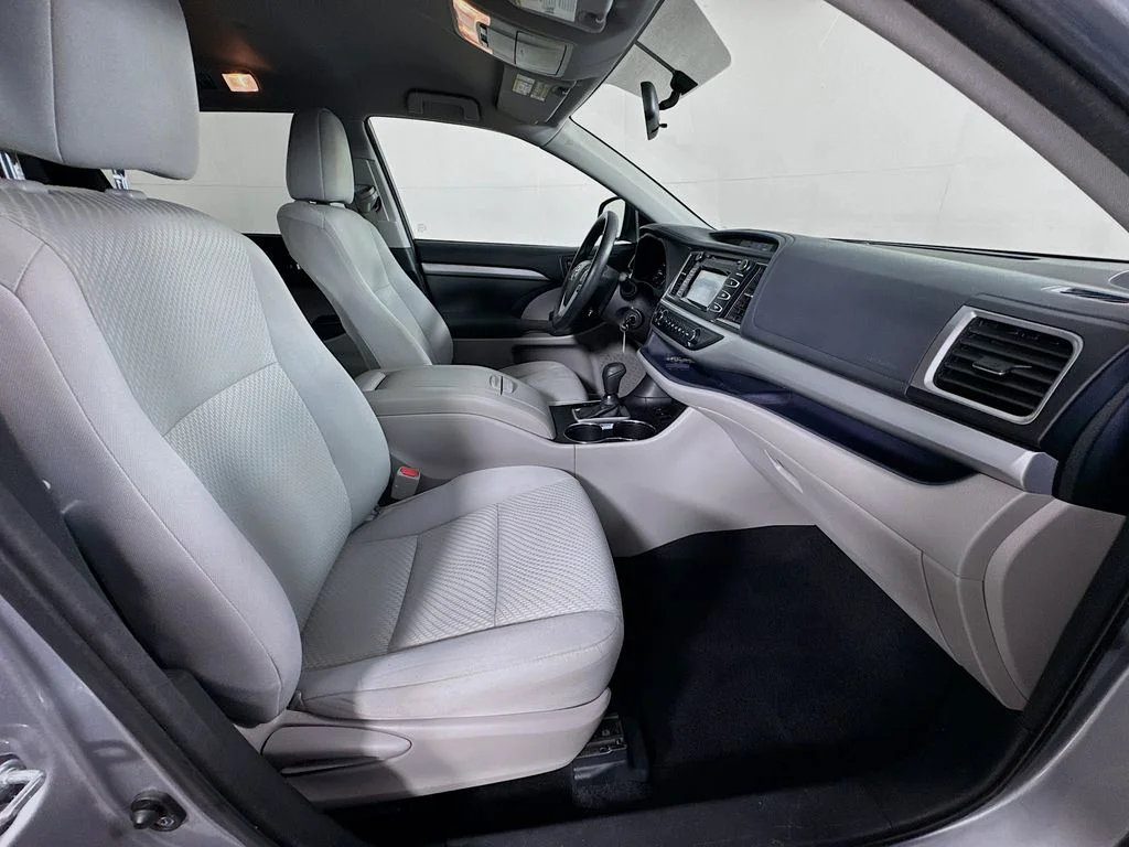 Used 2015 Silver Toyota LE image 33
