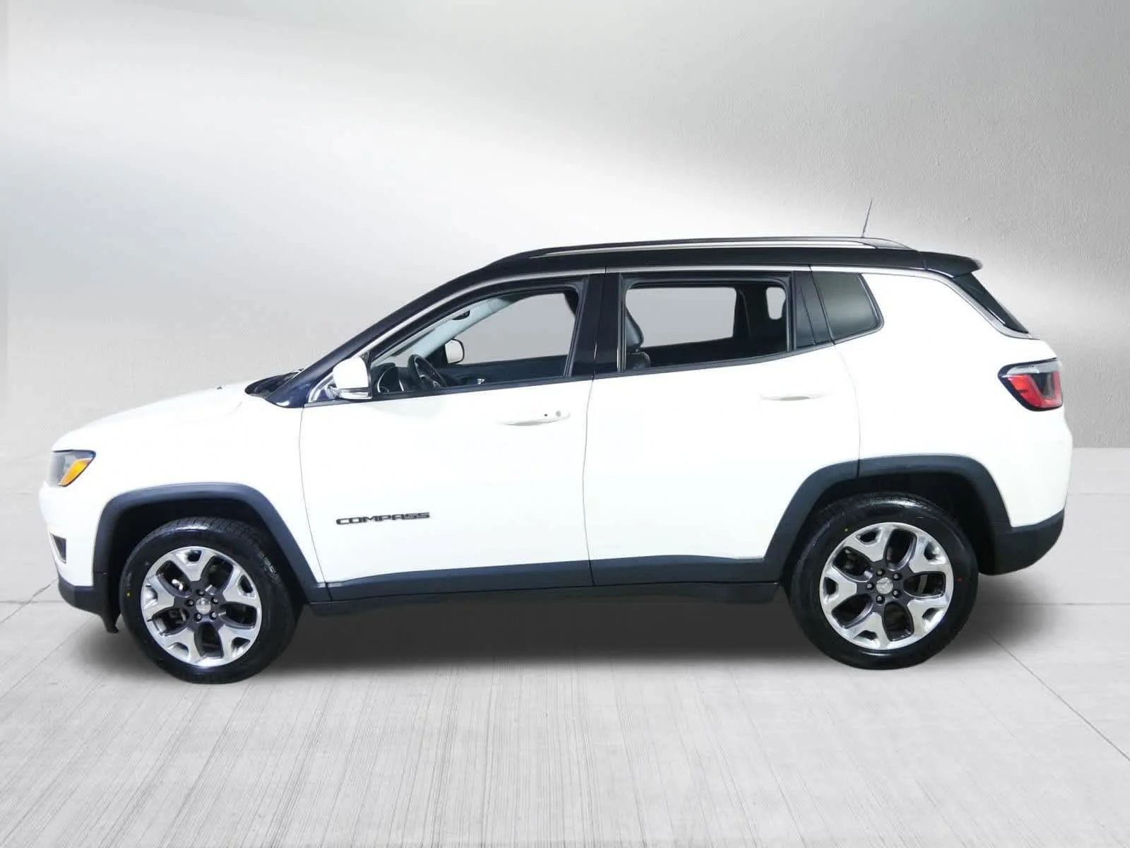 Used 2018 Billet Silver Metallic Clearcoat Jeep Limited image 4