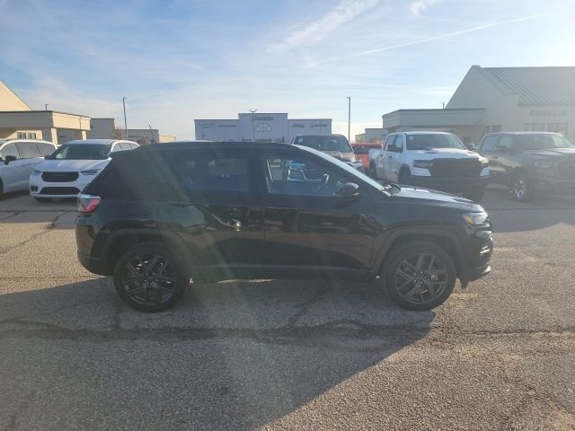 New 2026 Diamond Black Crystal Pearlcoat Jeep Latitude image 19