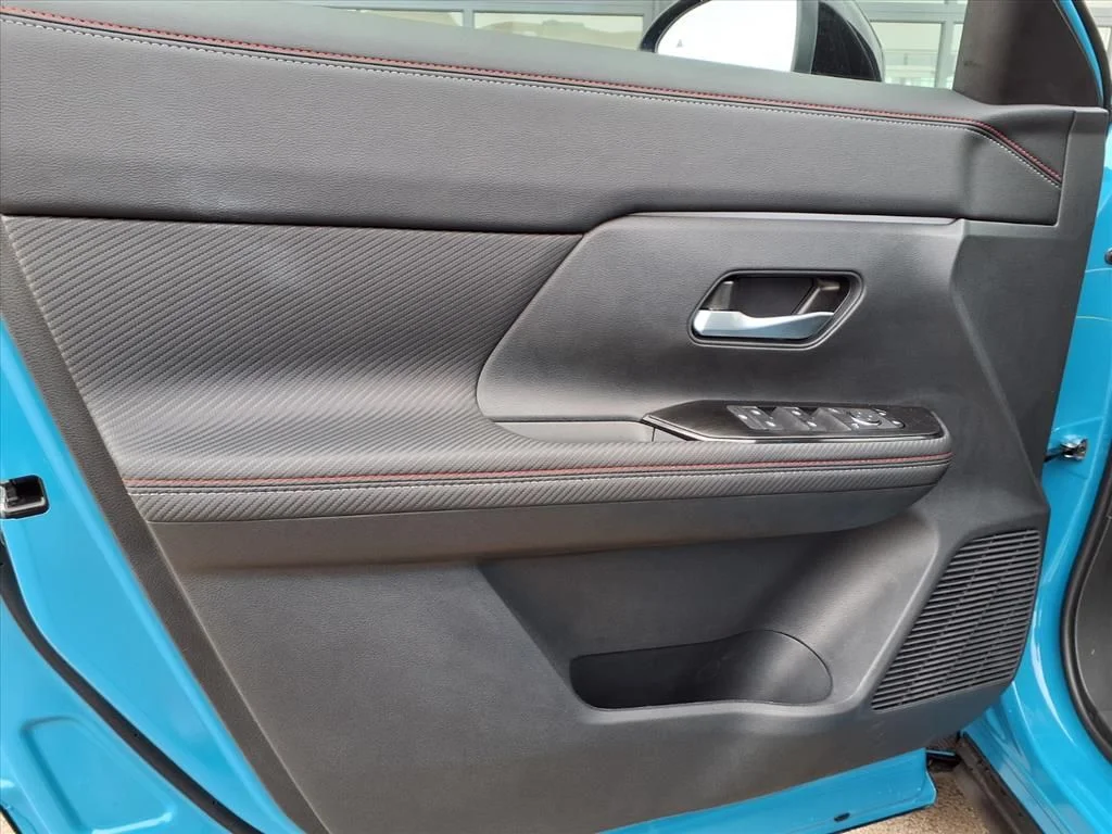 New 2026 Arctic Ice Blue Metallic / Super Black Two-tone Nissan SR image 13