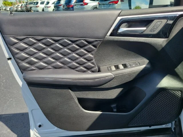 Used 2023  Mitsubishi SEL image 19