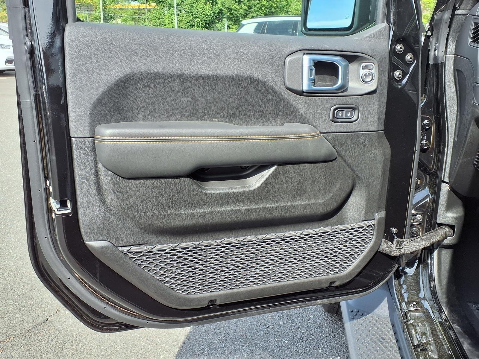 New 2026 Black Clear-Coat Exterior Paint Jeep Sahara image 27