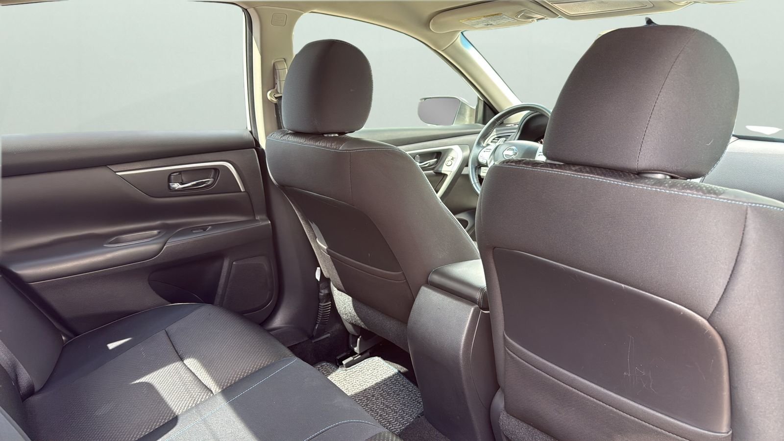Used 2016 White Nissan 2.5 SR image 27