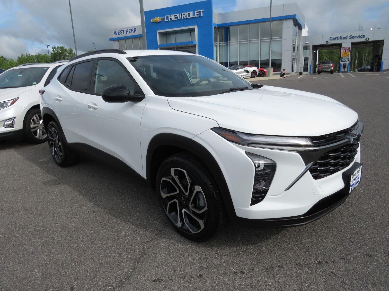 Used 2025 Summit White Chevrolet 2RS image 2