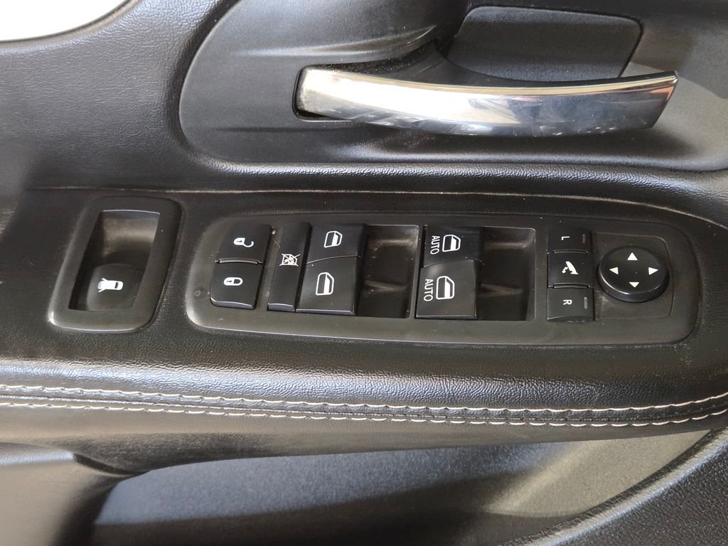 Used 2015 Black Dodge SXT image 27