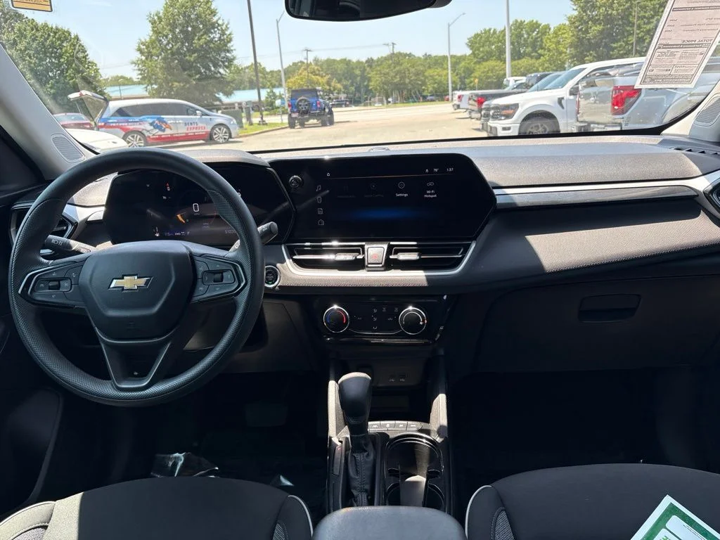 Used 2025 Gray Chevrolet LT image 9