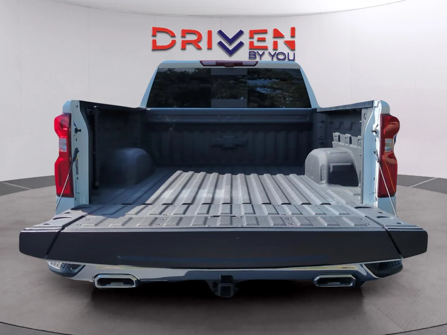 Used 2025 Summit White Chevrolet LTZ image 10