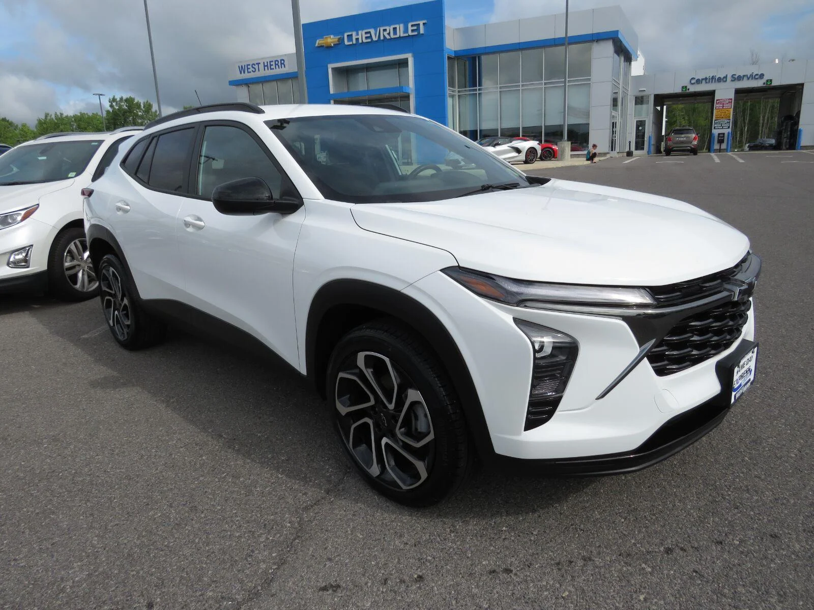 Used 2025 Summit White Chevrolet 2RS image 2