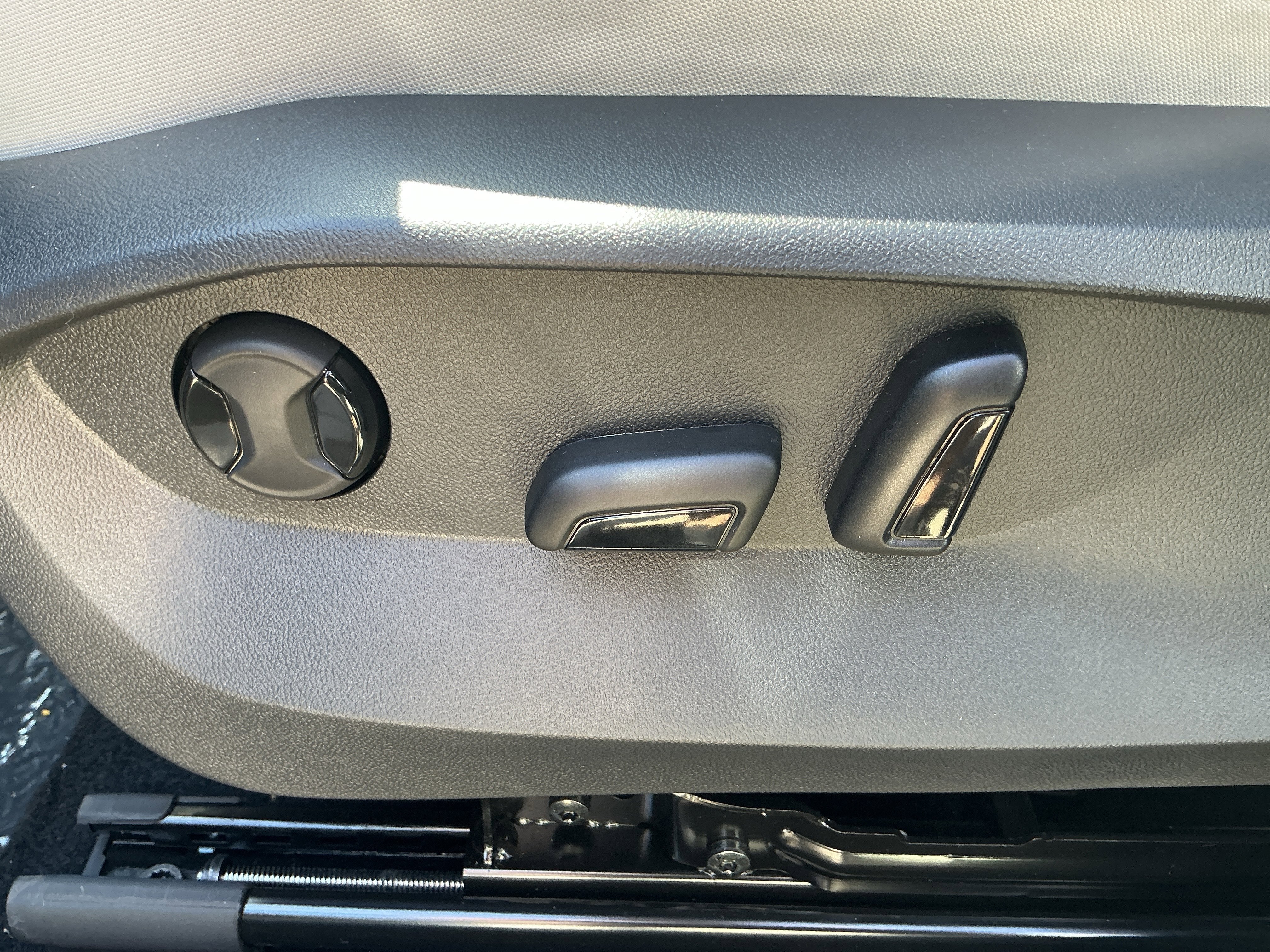 New 2026 Deep Black Pearl Volkswagen SE image 11