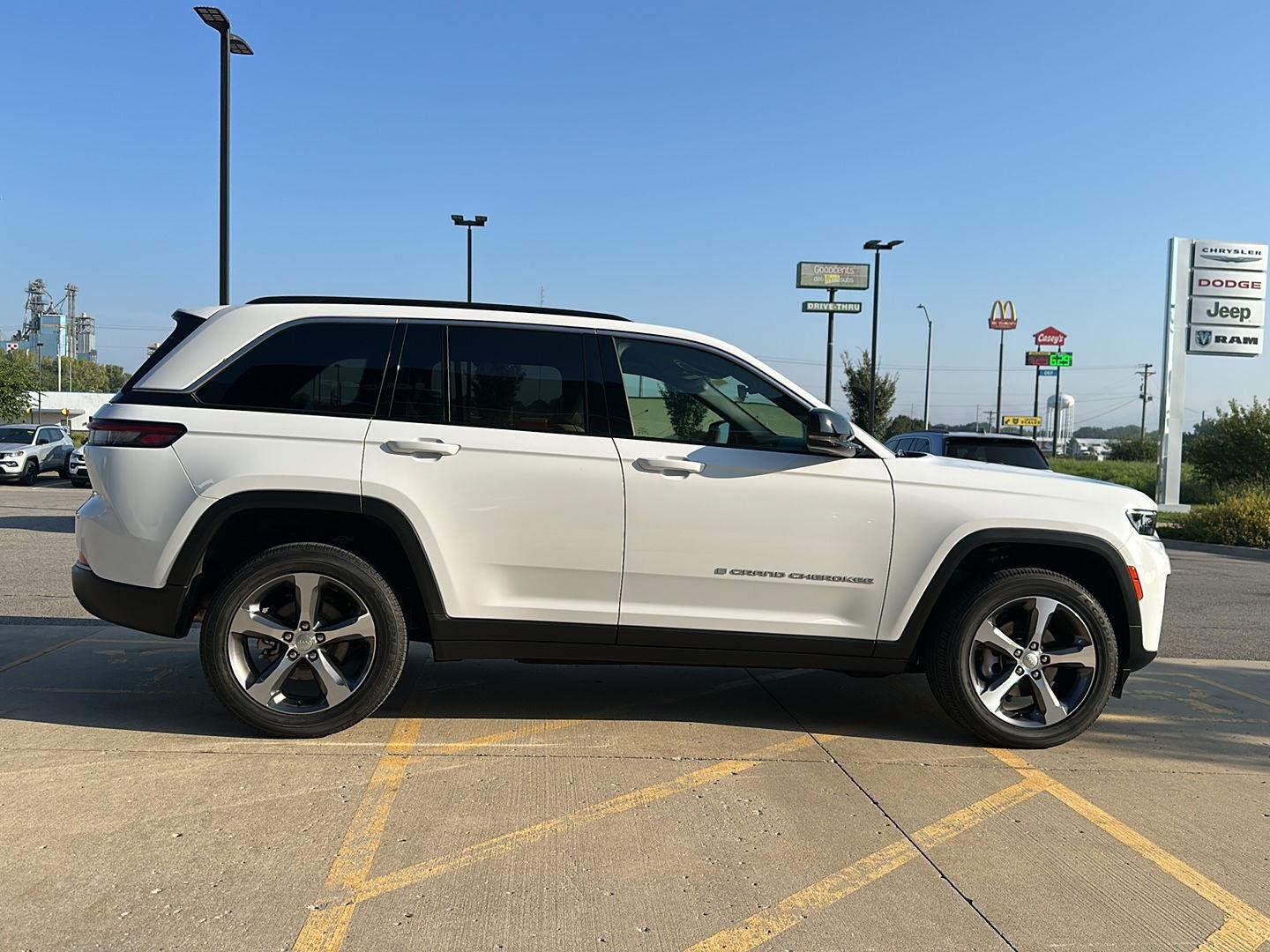 New 2026 Bright White Clear-Coat Exterior Paint Jeep Limited image 4