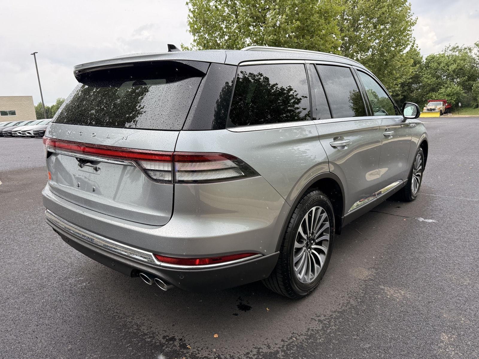Used 2024 Silver Radiance Metallic Clearcoat Lincoln Premiere image 3
