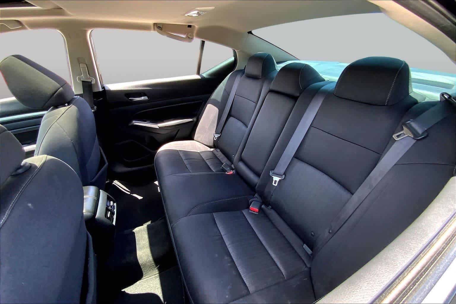 Used 2019 Super Black Nissan 2.5 SV image 21