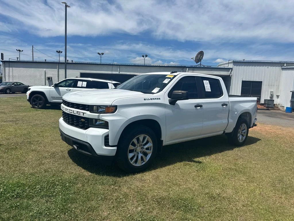 Used 2021 White Chevrolet Custom image 3