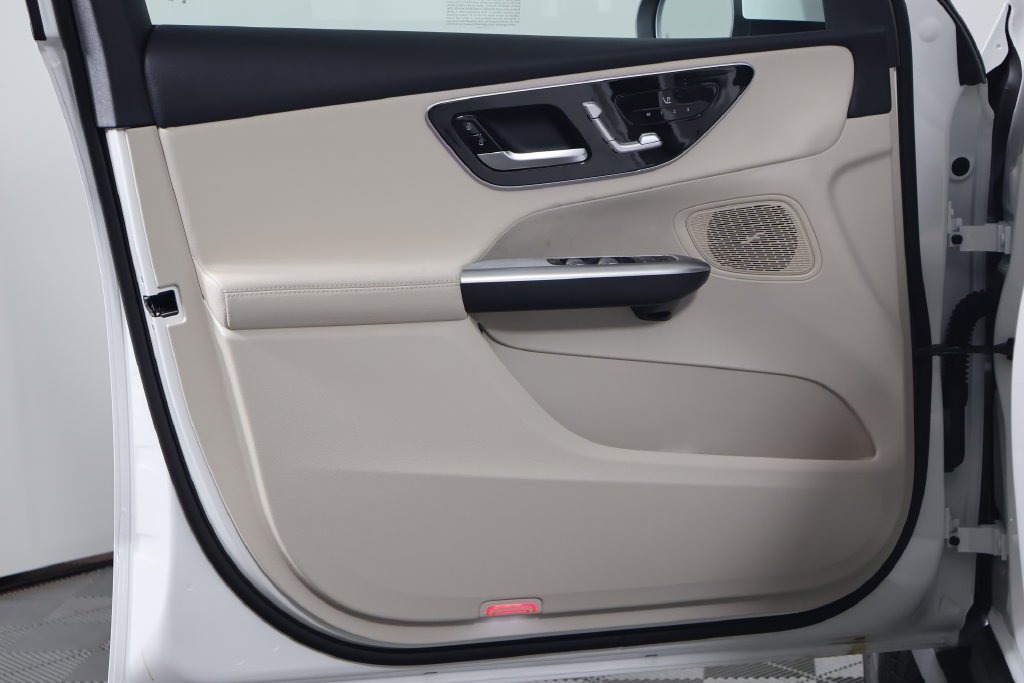 New 2027 Polar White Mercedes-Benz GLC 300 image 7